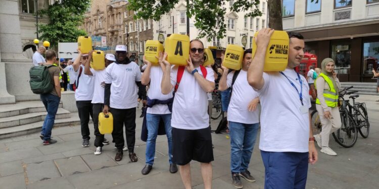 Afrika’daki su sorununa dikkat çekmek için Londra caddelerinde su bidonlarıyla yürüdüler