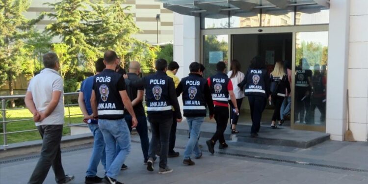 Savunmaya gözdağı: 17 avukata gözaltı