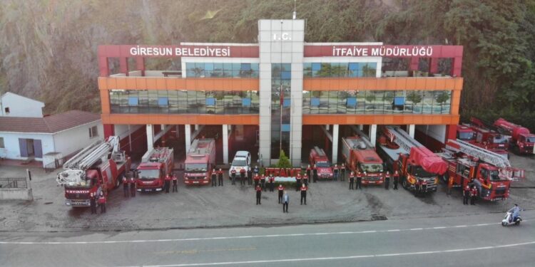 AKP’li başkan, haklarını isteyen itfaiyecileri çöpçü yaptı