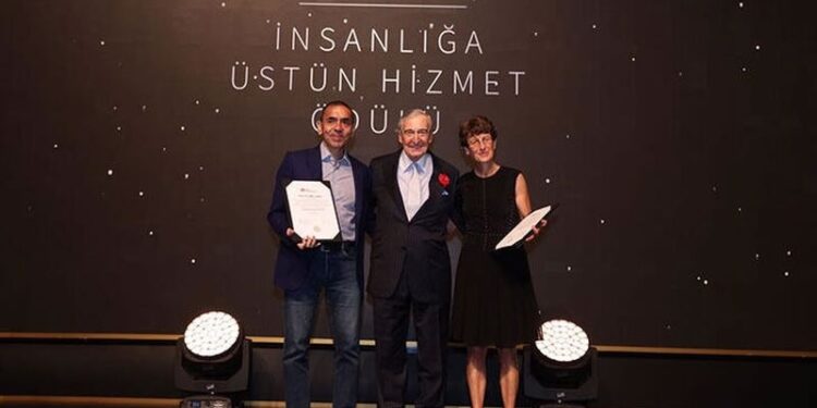 Türeci ve Şahin’e ‘İnsanlığa Üstün Hizmet’ ödülü verildi
