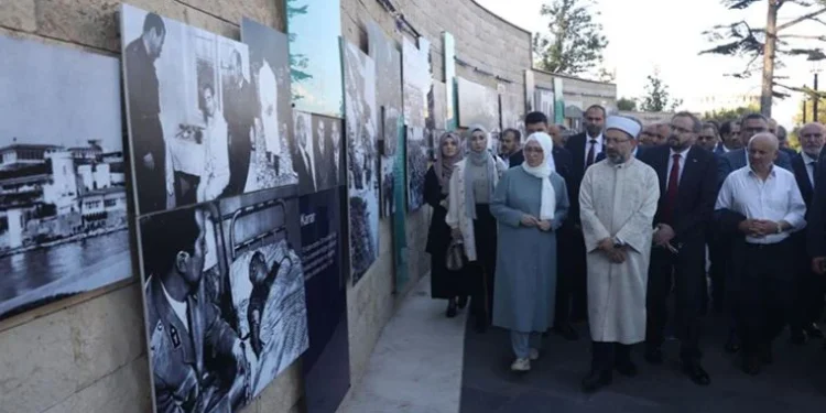 Diyanet’in ‘Hanımefendisi’ Seher Erbaş da protokole girdi: Çantasını polise taşıttı